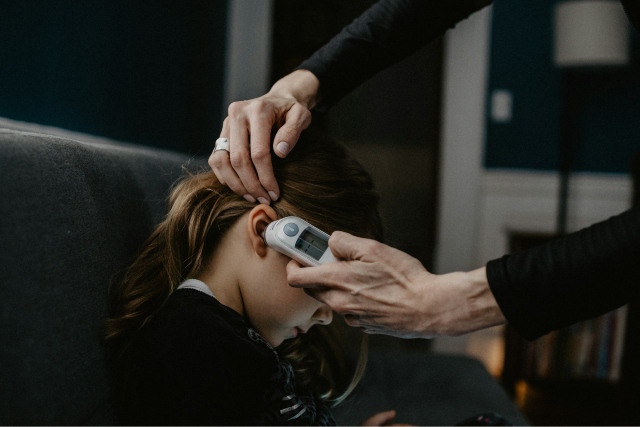 Fièvre, douleur et quand consulter : guide rapide pour les parents