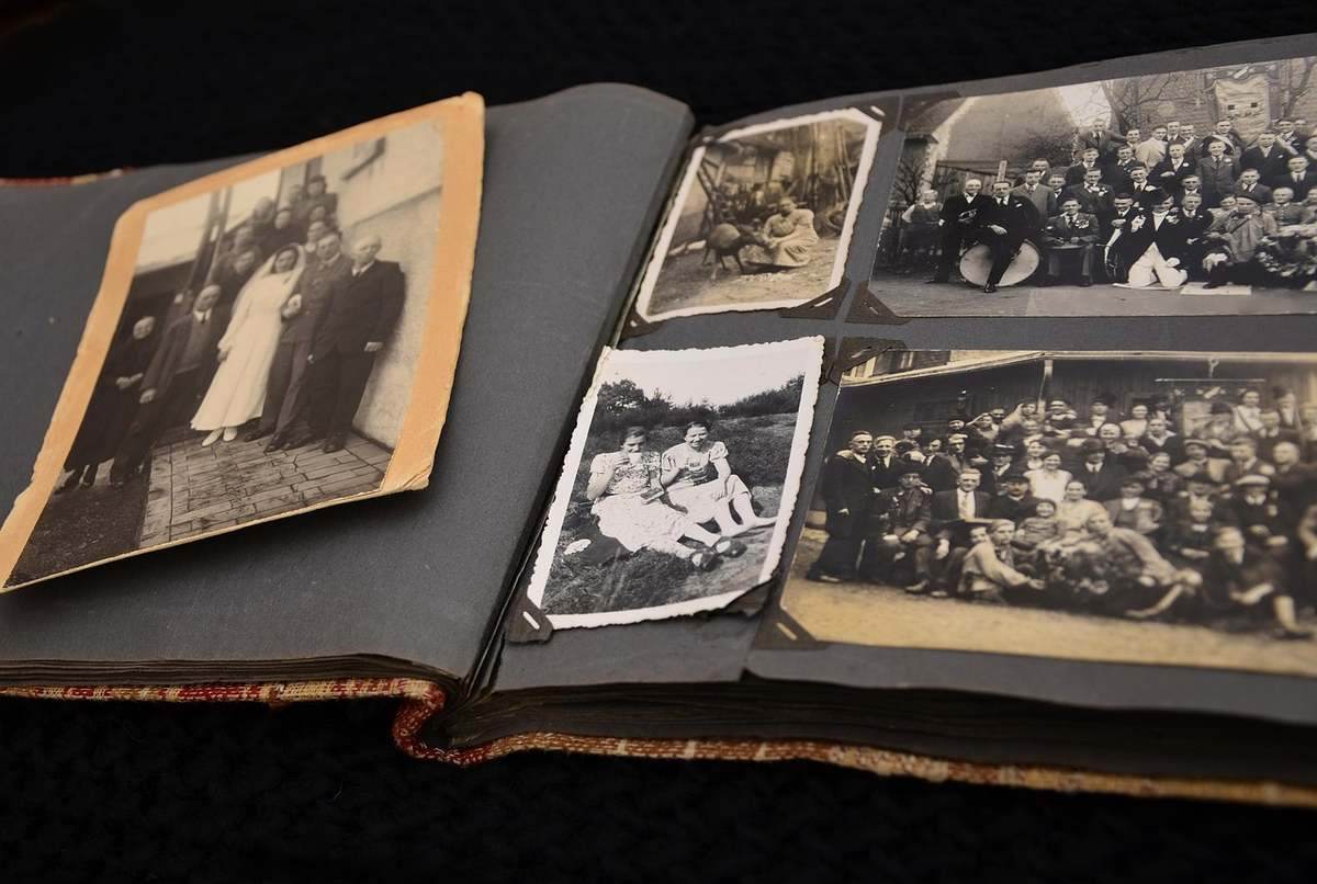 Choisir un carnet pour cartes postales anciennes : capacité, format et prix comparés Choisir un carnet pour cartes postales anciennes : capacité, format et prix comparés