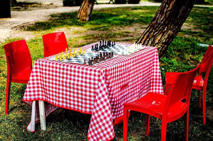 Des amis jouent à un jeu de cartes autour d'une table. Des amis jouent à un jeu de cartes autour d'une table.